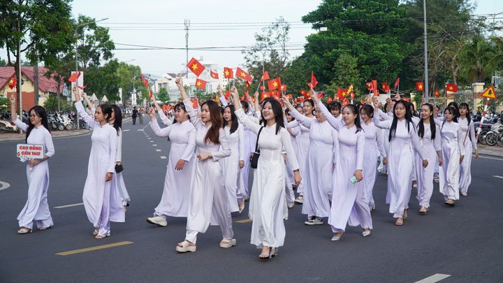 Còn với những tà áo dài thướt tha bay trong gió lại được kết hợp với Cờ Nước và Cờ Hội, tạo nên bức tranh đa sắc màu về hình ảnh chiếc áo dài - một biểu tượng trong văn hóa của dân tộc Việt Nam. 
