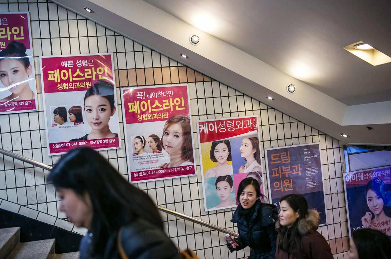 Các tờ rơi quảng cáo của các viện thẩm mỹ dán đầy đường phố Hàn Quốc. Ảnh: NYT