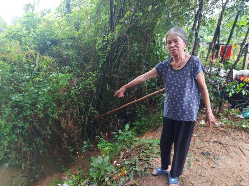 Bà Trần Thị Yêm thôn Phương Trứ - cho biết, sau đợt lũ lụt lịch sử năm 2020 thấy cán bộ về đo đạc cắm mốc trong vườn bà để thực hiện dự án kè bờ sông thế nhưng đến nay vẫn chưa triển khai. Ảnh: Trần Tuấn.