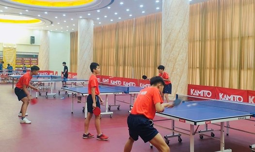 Tuyển bóng bàn trẻ quốc gia đã chuyển về tập huấn tại Trung tâm Huấn luyện Thể thao Quốc gia Hà Nội. Ảnh: Minh Minh