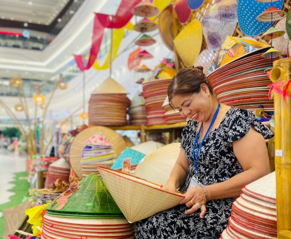 Nghệ nhân nón lá Tạ Thu Hương (làng Chuông, huyện Thanh Oai, Hà Nội). Ảnh: Nhân vật cung cấp 