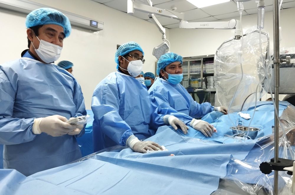 Các bác sĩ thực hiện đặt stent mạch vành ca đầu tiên tại bệnh viện An Phước, Bình Thuận. Ảnh: Duy Tuấn
