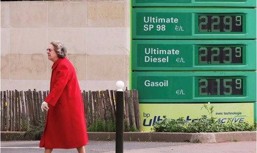 Bảng giá nhiên liệu tại một trạm xăng ở Paris, Pháp. Ảnh minh họa: Xinhua