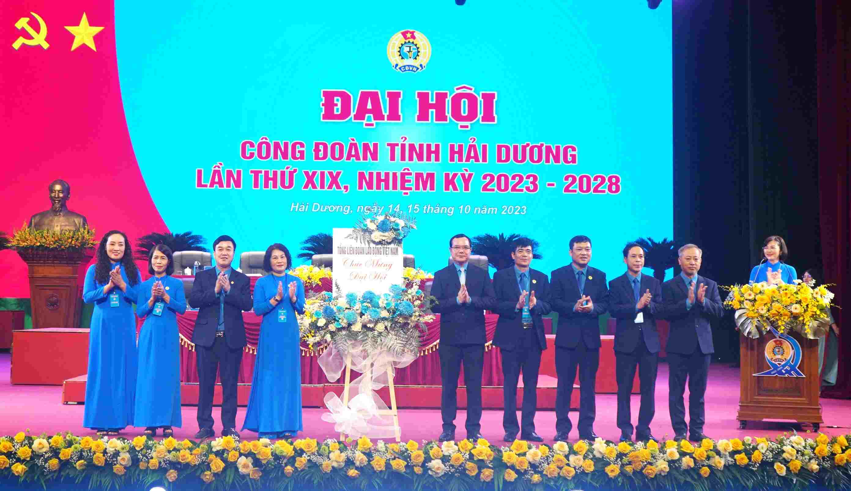 Chủ tịch Tổng LĐLĐVN Nguyễn Đình Khang tặng hoa chúc mừng Đại hội. Ảnh: Mai Dung