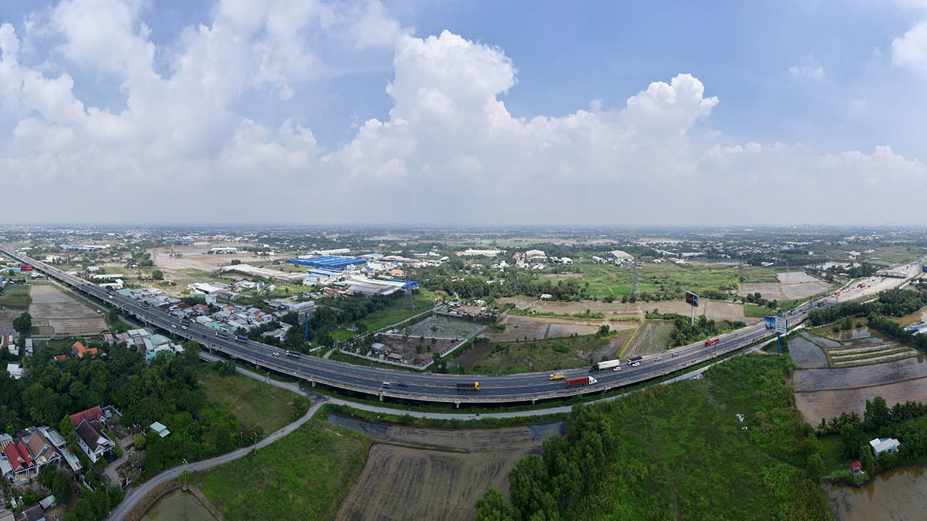 Cao tốc TPHCM - Trung Lương và Trung Lương - Mỹ Thuận là tuyến huyết mạch miền Tây Nam Bộ, giúp phương tiện rút ngắn thời gian từ TPHCM đi Mỹ Thuận từ 3 tiếng nếu đi trên quốc lộ 1 còn 1 tiếng 45 phút.