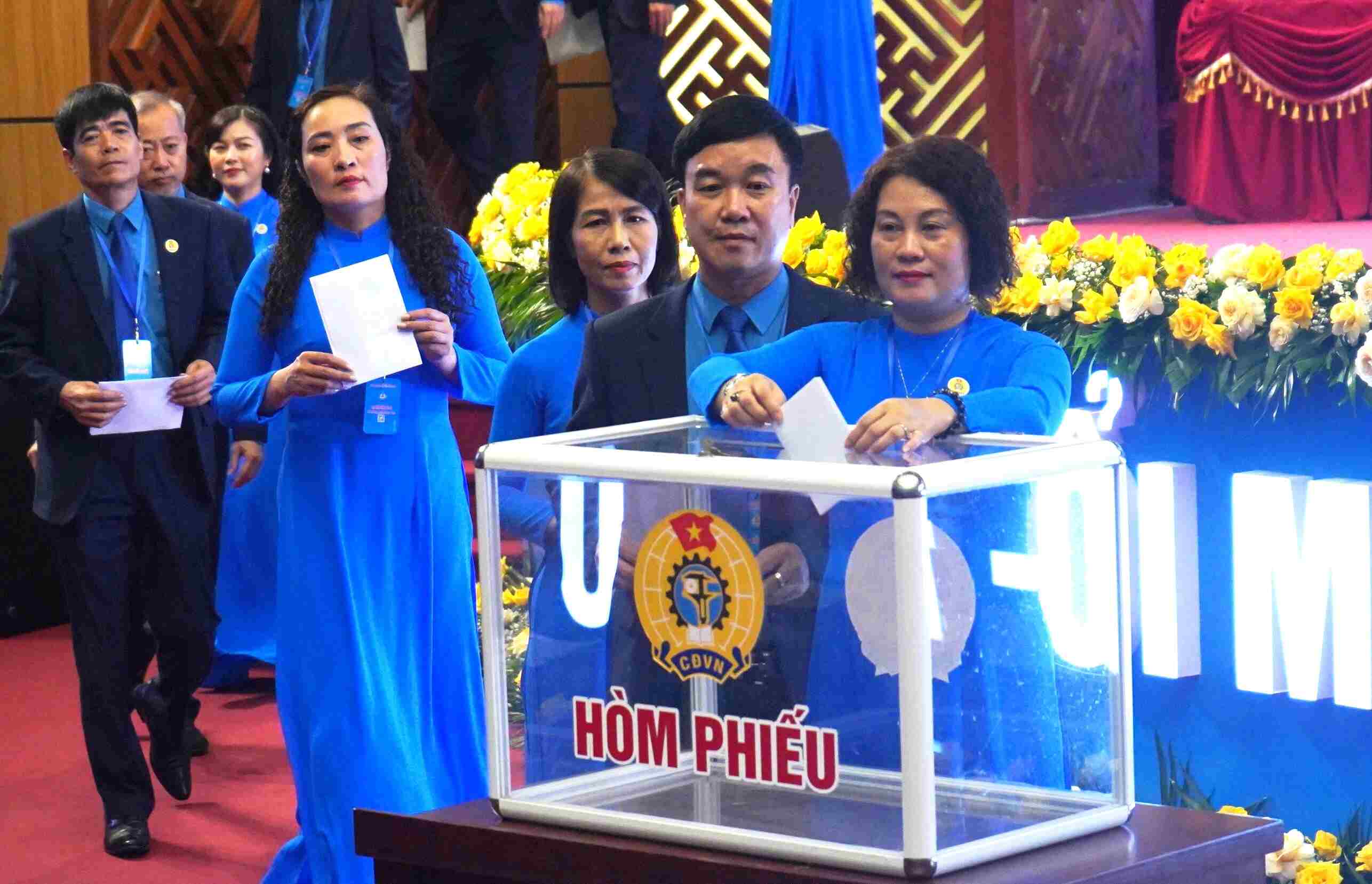 Các đại biểu tiến hành bầu Ban Chấp hành LĐLĐ tỉnh Hải Dương khoá XIX. Ảnh: Mai Dung