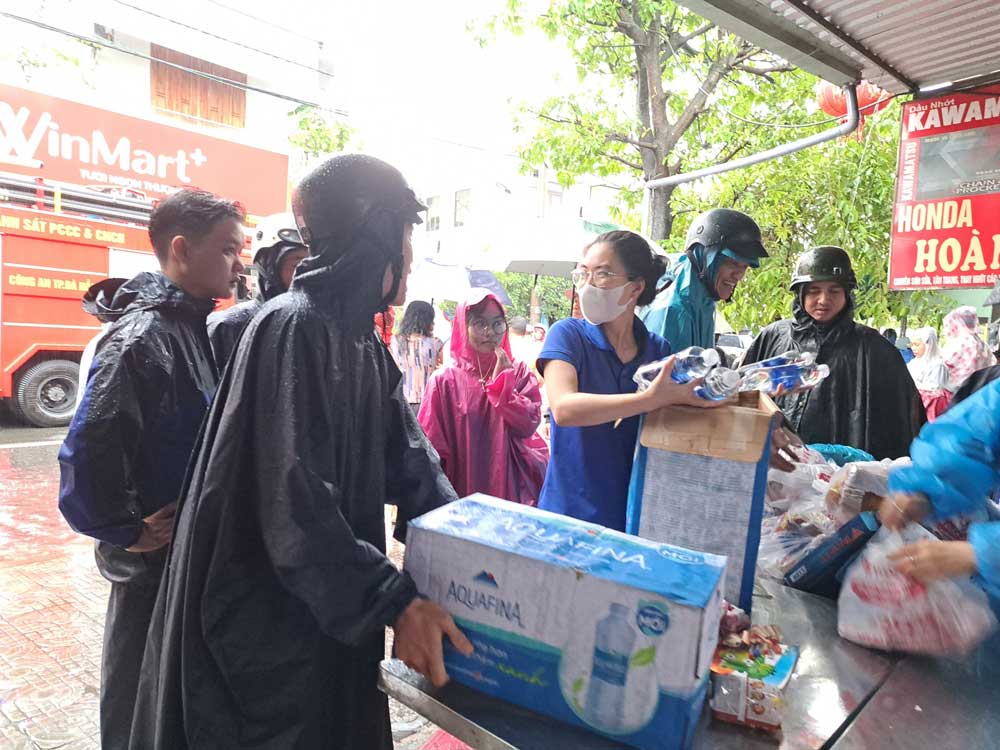 Sinh viên sửa chữa xe máy miễn phí cho người dân vùng lũ Huế