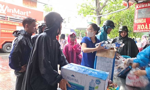 Lực lượng thanh niên tình nguyện tại Đà Nẵng hỗ trợ người dân vùng mưa ngập. Ảnh: Mỹ Linh