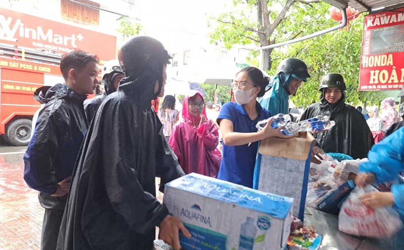 Sinh viên sửa chữa xe máy miễn phí cho người dân vùng lũ Huế 11 Sinh viên sửa chữa xe máy miễn phí cho người dân vùng lũ Huế