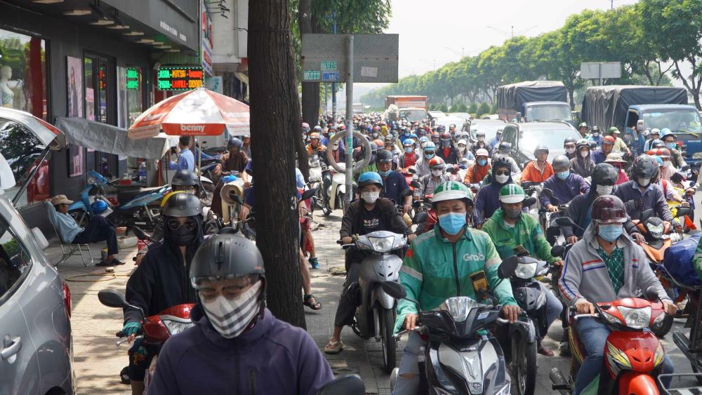Đường Trường Chinh di qua 3 quận Tân Phú, Tân Bình và Quận 12, dài khoảng hơn 7km, thời gian qua đoạn đường này đang xảy ra tình trạng kẹt xe, khiến việc di chuyển của người dân qua đoạn đường này gặp rất nhiều khó khăn. 