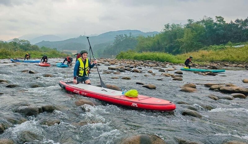 Hoạt động biểu diễn chèo SUP trên sông lần đầu tiên được tổ chức tại Hội mùa Vàng huyện Bình Liêu 2023. Ảnh: Phòng VHTT Bình Liêu