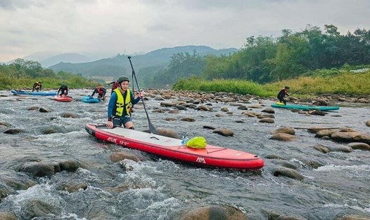 Hoạt động biểu diễn chèo SUP trên sông lần đầu tiên được tổ chức tại Hội mùa Vàng huyện Bình Liêu 2023. Ảnh: Phòng VHTT Bình Liêu
