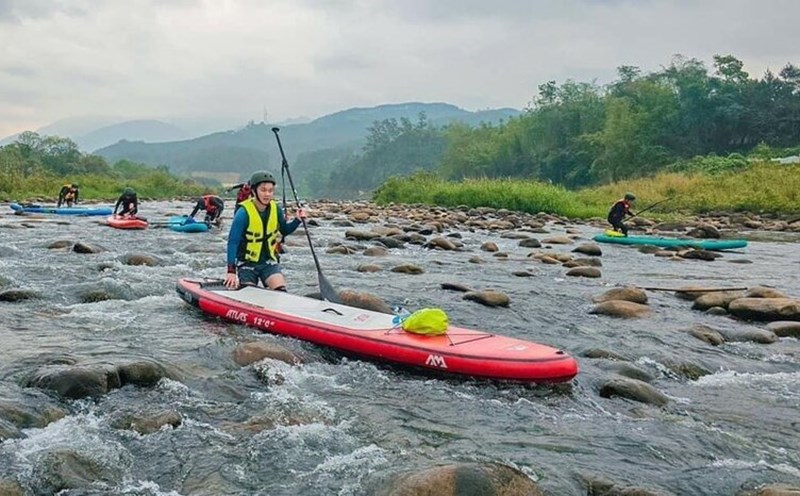 Hoạt động biểu diễn chèo SUP trên sông lần đầu tiên được tổ chức tại Hội mùa Vàng huyện Bình Liêu 2023. Ảnh: Phòng VHTT Bình Liêu