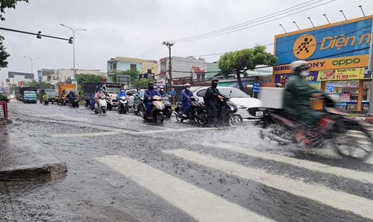 Nhiều tuyến đường ở Đà Nẵng ngập úng cục bộ do mưa lớn trong ngày 13.10. Ảnh: Thùy Trang. 