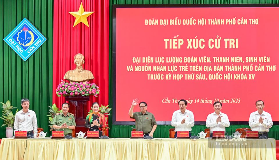 Thủ tướng Phạm Minh Chính cùng Đoàn đại biểu Quốc hội TP Cần Thơ tại buổi tiếp xúc cử tri. Ảnh: Đạt Phan