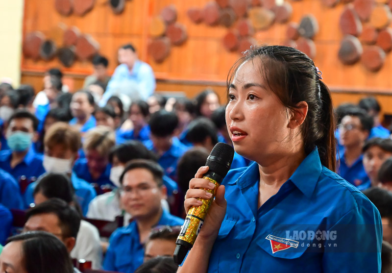 Cử tri Phạm Nguyễn Anh Thi (đơn vị Trường Đại học Cần Thơ) nêu ý kiến về việc thu hút, huy động nguồn nhân lực chất lượng cao đã qua đào tạo ở các nước phát triển được cống hiến, phục vụ đất nước. Ảnh: Đạt Phan