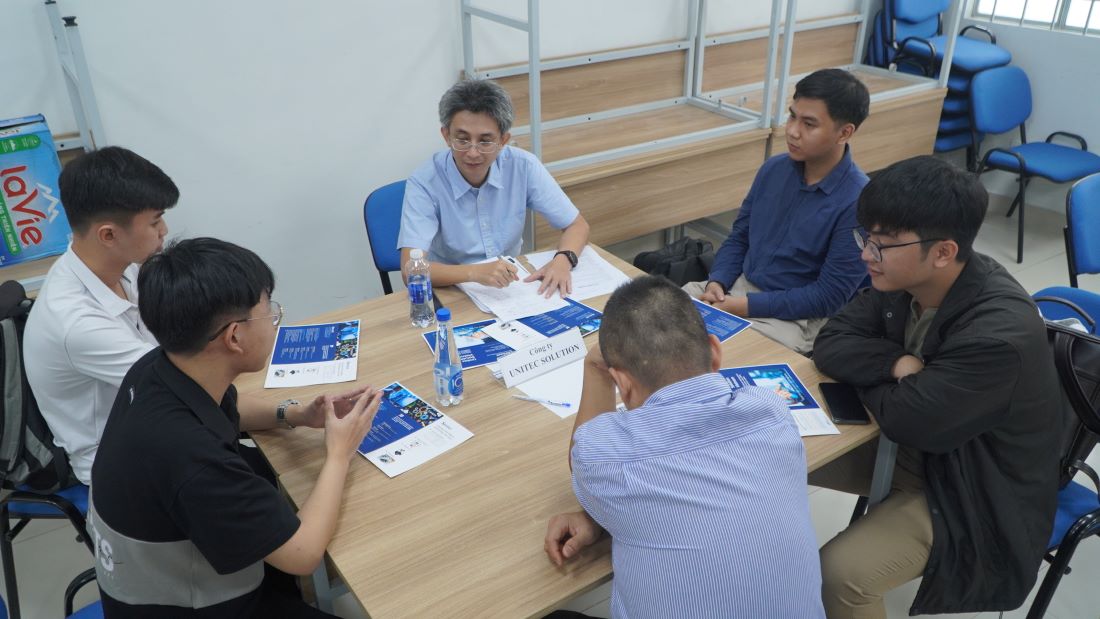 Hơn 1.000 sinh viên đăng ký tham gia phỏng vấn tìm việc làm ở 50 doanh nghiệp. Ảnh: Chân Phúc