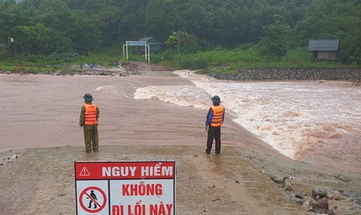 Mưa lớn gây chia cắt ở khu vực biên giới Quảng Bình. Ảnh: Lê Phi Long