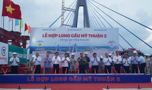 Thủ tướng Chính phủ Phạm Minh Chính dự hợp long cầu Mỹ Thuận 2. Ảnh: Phương Anh