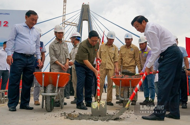 Thủ tướng Chính phủ Phạm Minh Chính thực hiện nghi thức hợp long Cầu Mỹ Thuận 2. Ảnh: Phương Anh