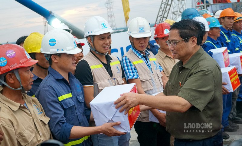 Thủ tướng Chính phủ Phạm Minh Chính tặng quà cho công nhân thi công cầu Mỹ Thuận 2. Ảnh: Phương Anh