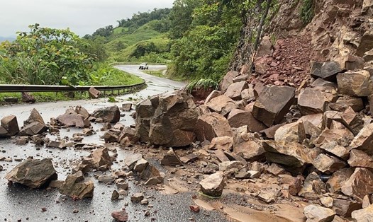Sạt lở trên tuyến Quốc lộ 15D ở huyện Đakrông do ảnh hưởng mưa lớn. Ảnh: H.Nguyên.