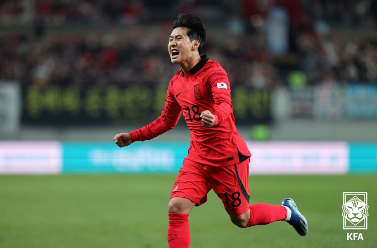Tiền đạo trẻ Lee Kang-in ghi 2 bàn giúp tuyển Hàn Quốc thắng tuyển Tunisia 4-0. Ảnh: KFA