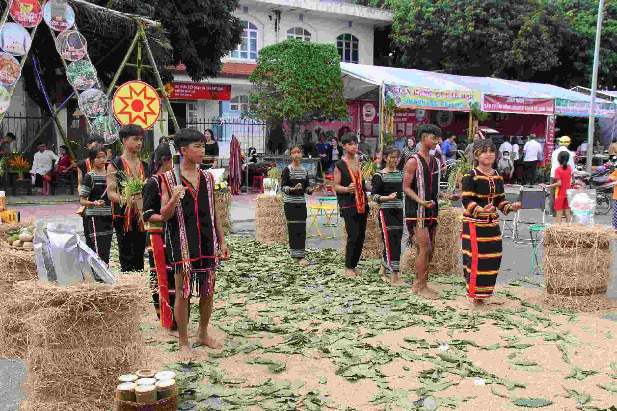 Phần thi trình diễn trang phục truyền thống nhằm quảng bá văn hoá các dân tộc trên địa bàn huyện Đắk Hà. Ảnh: Lê Nguyên