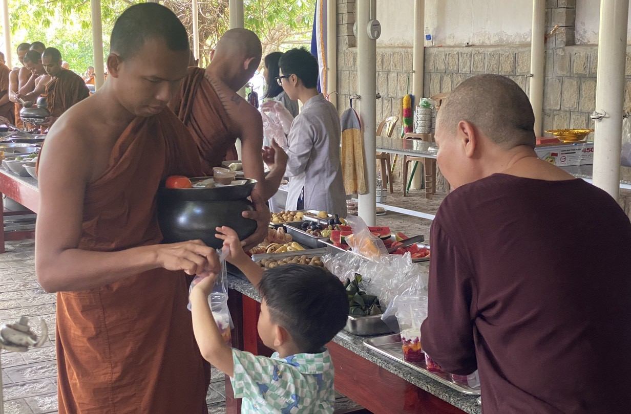 Vào dịp lễ Sen Dolta mỗi năm dù ai đang làm ăn ở nơi xứ người thì cũng sẽ dành thời gian trở về quê nhà sum họp với gia đình đón lễ lớn trong năm. Dù người già hay trẻ nhỏ đều mong muốn được nhận được phước lành. Ảnh: Quy Sa.