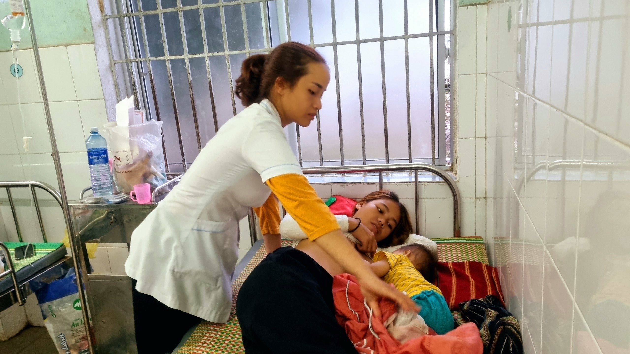 Nguyễn Trần Thị Giang - con "ma rừng" năm nào giờ đã thành cán bộ y tế xã Trà Vân, huyện Nam Trà My, tỉnh Quảng Nam. Ảnh: Hoàng Bin