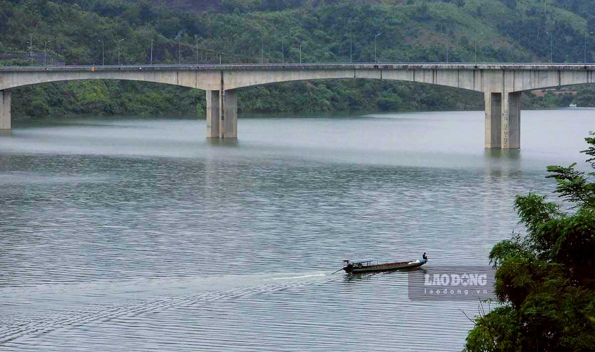 Cuộc sống trên lòng hồ Mường Lay (một phần của hồ Thủy điện Sơn La) không nhộn nhịp nhưng vẫn đem lại cho nhiều người dân nơi đây cuộc sống ấm no bởi nguồn thủy sản phong phú.