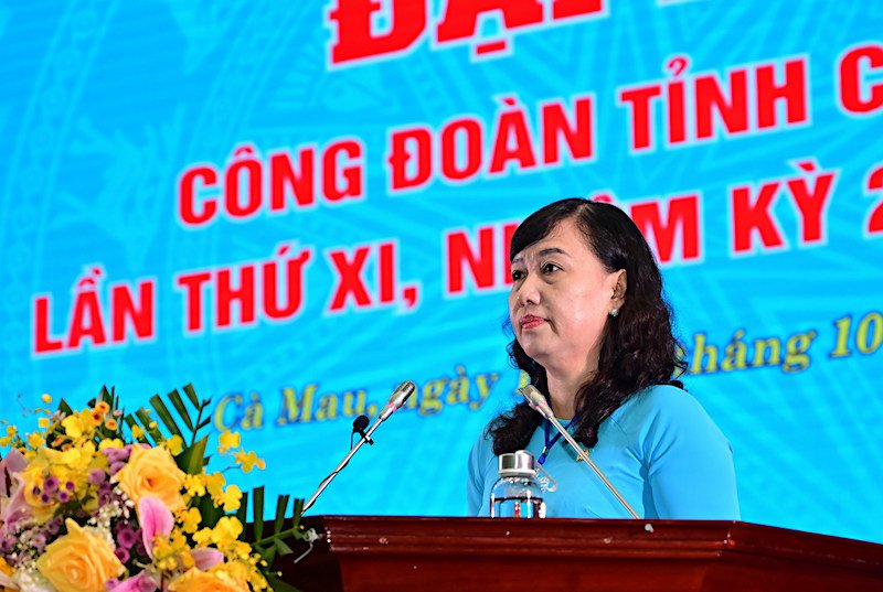 Bà Huỳnh Út Mười - Chủ tịch LĐLĐ tỉnh Cà Mau - đọc diễn văn khai mạc Đại hội XI Công đoàn tỉnh Cà Mau. Ảnh: Đạt Phan