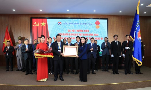 Liên đoàn bóng đá Việt Nam được tặng thưởng Huân chương Lao động hạng Ba. Ảnh: Nguyễn Cường