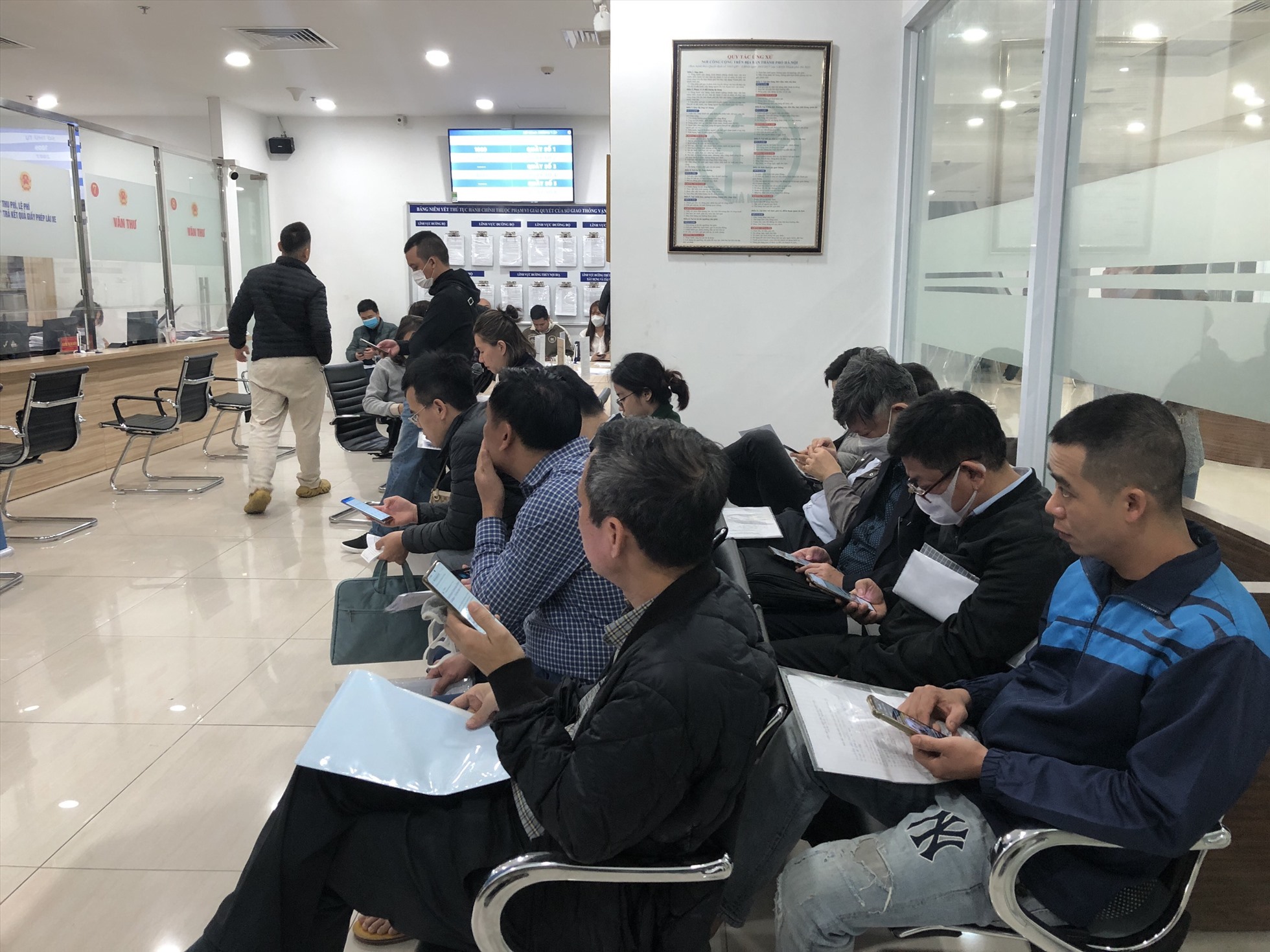 Người dân đến đổi giấy phép lái xe. Ảnh: Hữu Chánh
