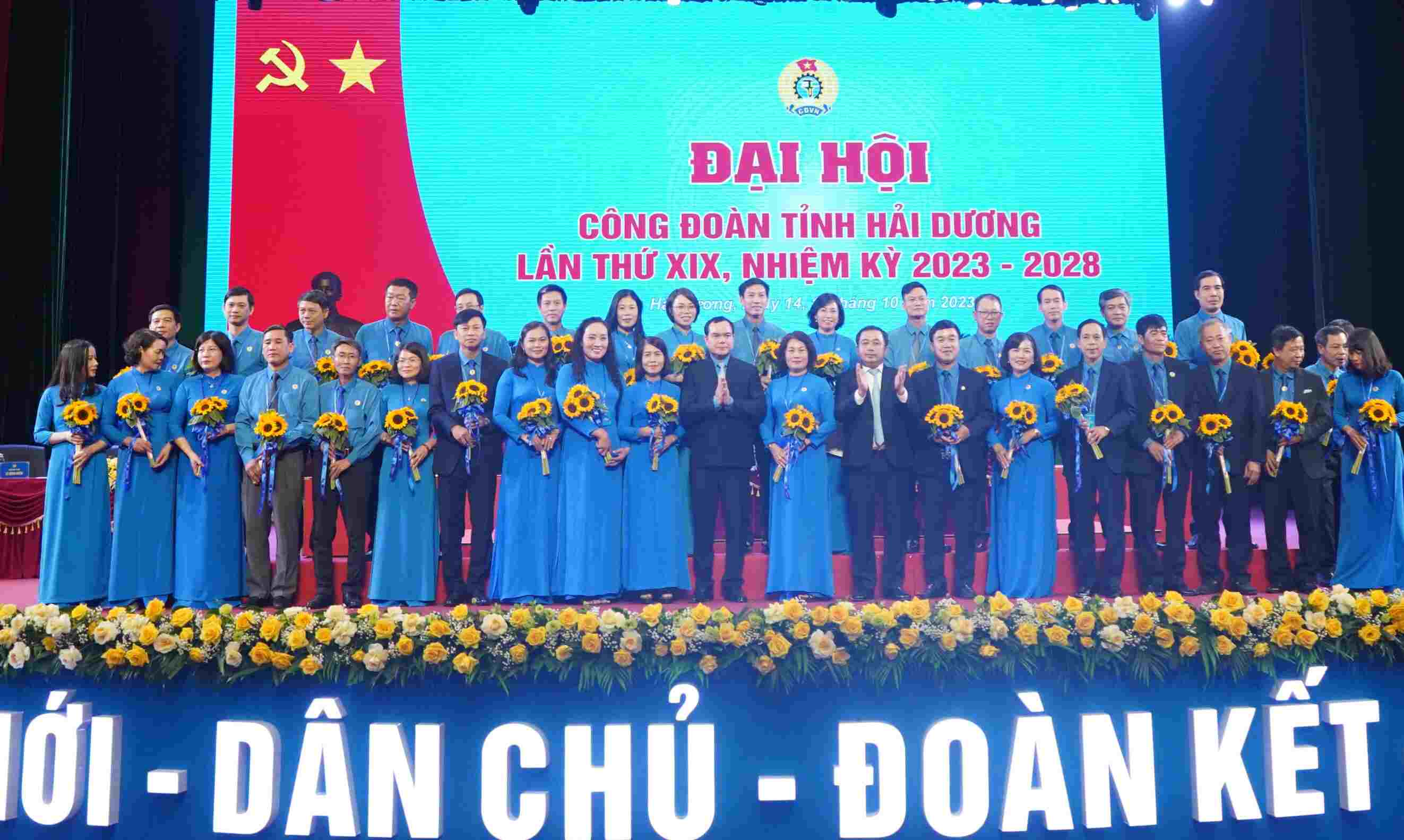 Trước đó, trong chiều 14.10, Ban Chấp hành LĐLĐ tỉnh Hải Dương ra mắt Đại hội. Ảnh: Mai Dung