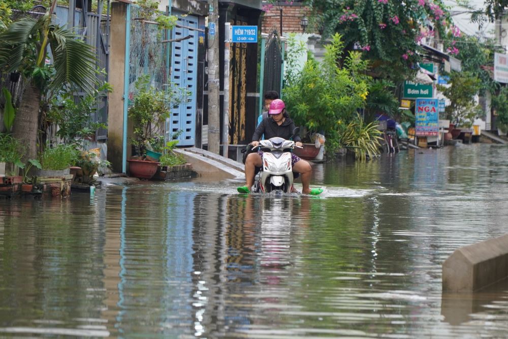 Hẻm 719 Huỳnh Tấn Phát (Quận 7), nhiều năm qua vào mỗi đợt triều cường dâng cao thường xuyên rơi vào tình trạng ngập sâu.