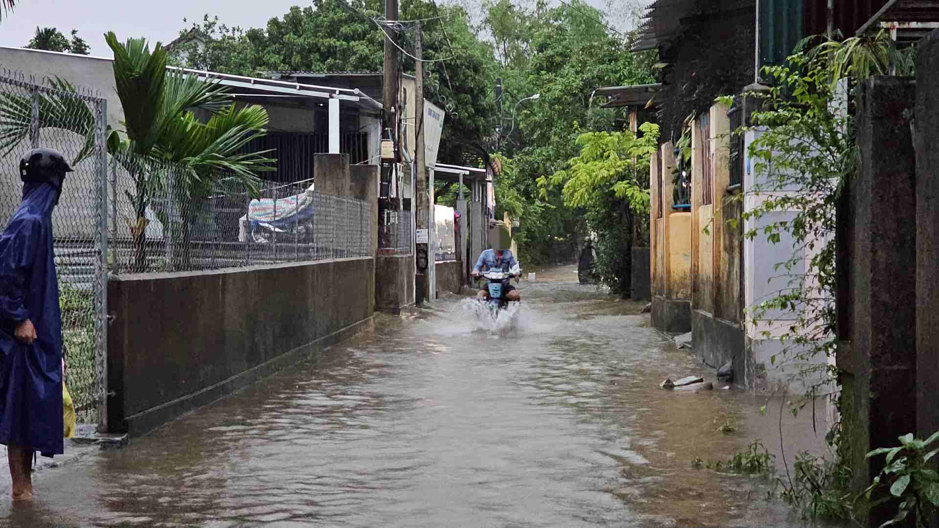 Trước diễn biến phức tạp của mưa lũ, chiều tối qua, người dân và sinh viên sống tại đường Nguyễn Hữu Cảnh (thuộc Phường An Tây, TP.Huế) đã gấp rút đưa vật dụng lên vị trí an toàn để đề phòng nước dâng trong đêm. 