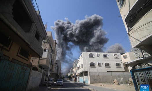 Khói bốc lên sau cuộc không kích của Israel vào thành phố Rafah, phía nam Dải Gaza, ngày 11.10.2023. Ảnh: Xinhua
