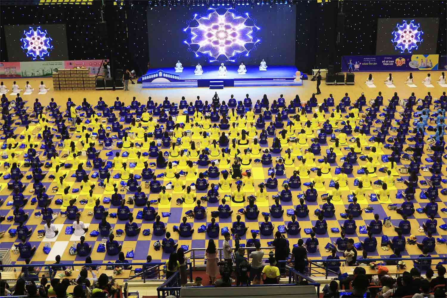 Toàn cảnh buổi đồng diễn yoga của 700 mẹ bầu tại Cung Thể thao Quần ngựa (Ba Đình, Hà Nội) vào sáng 15.10. 