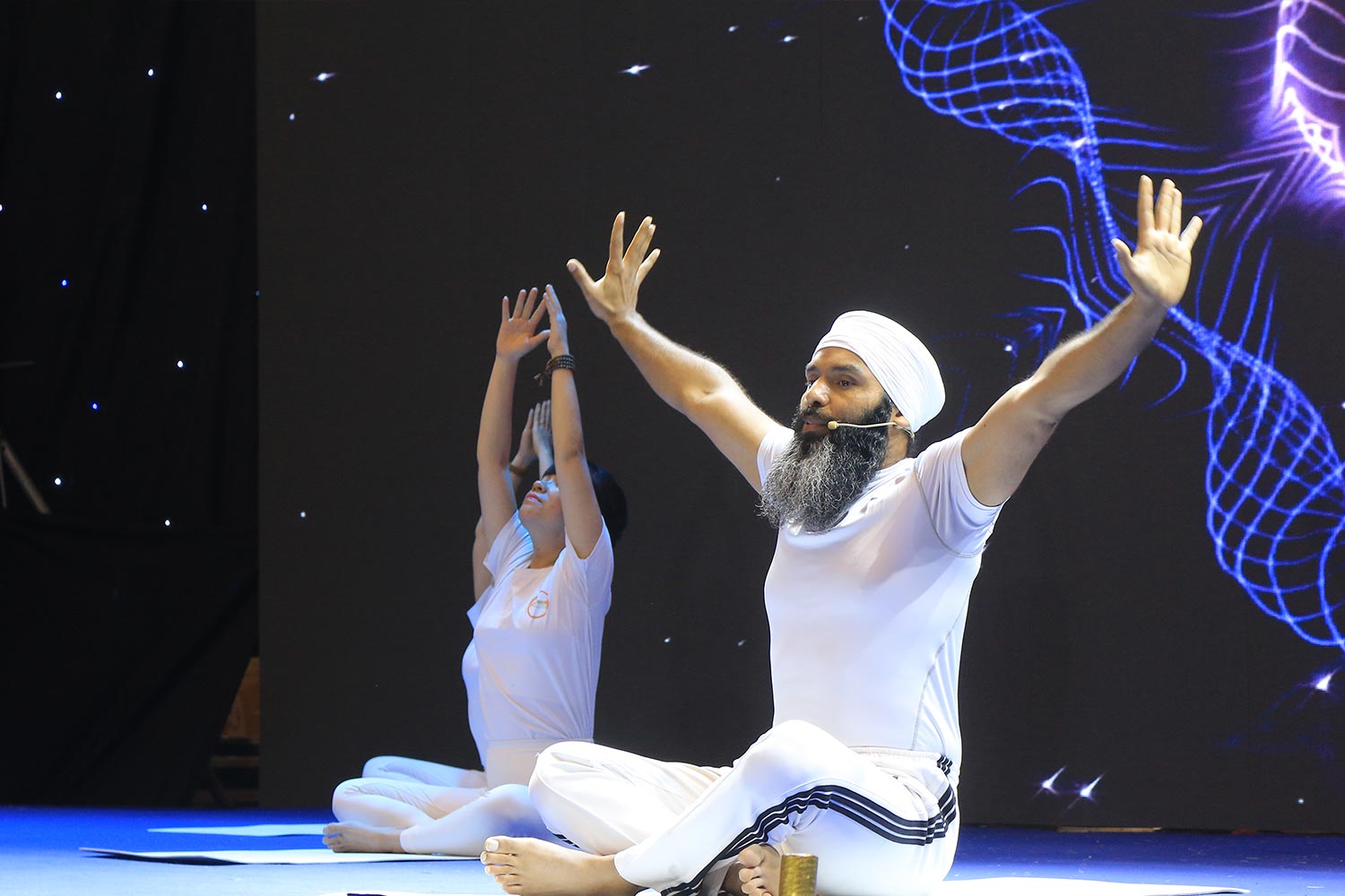 Buổi đồng diễn yoga được hướng dẫn bởi ông Gurdev Singh - hướng dẫn viên, Phó Chủ tịch Liên đoàn Yoga châu Á.