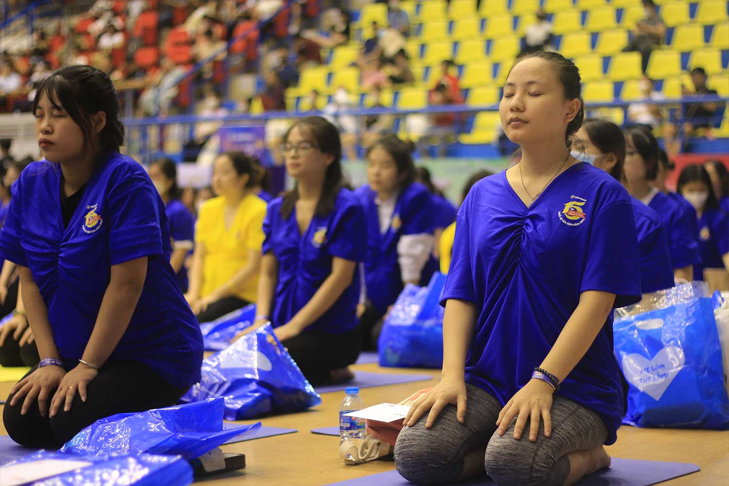 Trong khi đó, chị Nguyễn Thị Huế (Đống Đa, Hà Nội) đã bắt đầu tập yoga từ cách đây 1 năm. 4 tháng trước, khi biết mình có em bé, chị Huế vẫn duy trì việc tập luyện vào mỗi buổi sáng. Theo chị Huế, việc tập yoga mỗi ngày không chỉ giúp chị khỏe mạnh hơn, mà còn giúp chị có khoảng thời gian tĩnh lặng, lắng nghe cơ thể và chữa lành cho bản thân. “Đây là lần đầu tiên mình mang bầu và mình đã tìm hiểu rất kỹ về những lợi ích mà yoga mang lại cho mẹ bầu” - chị Huế nói. 