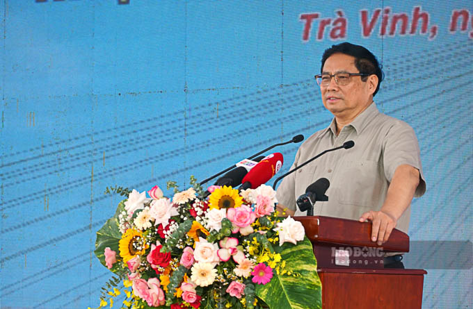 Thủ tướng Chính phủ Phạm Minh Chính phát biểu tại lễ khởi công cầu Đại Ngãi. Ảnh: Phương An