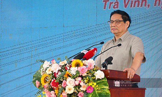 Thủ tướng Chính phủ Phạm Minh Chính phát biểu tại lễ khởi công cầu Đại Ngãi. Ảnh: Phương An