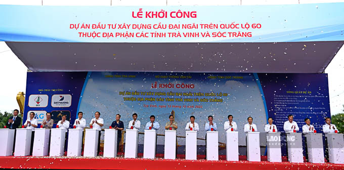 Thủ tướng Chính phủ Phạm Minh Chính và các đơn vị liên quan thực hiện nghi thức khởi công cầu Đại Ngãi. Ảnh: Phương Anh