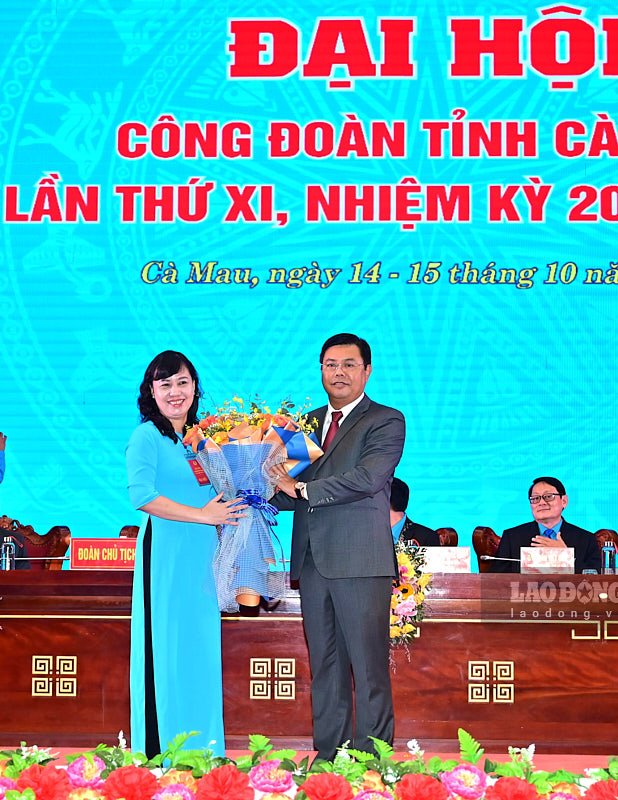 Chủ tịch Liên đoàn  Lao động tỉnh Cà Mau Huỳnh Út Mười tặng hoa đồng chí Bí thư Tỉnh ủy Cà Mau Nguyễn Tiến Hải. Ảnh: Đạt Phan