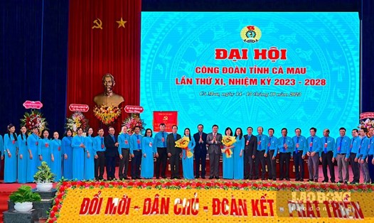 Ban Chấp hành LĐLĐ tỉnh Cà Mau khóa XI, nhiệm kỳ 2023-2028 ra mắt và chụp ảnh lưu niệm cùng lãnh đạo Tổng LĐLĐVN, lãnh đạo Tỉnh ủy Cà Mau