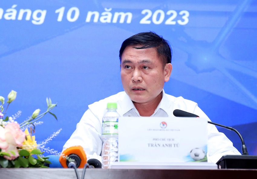 Phó Chủ tịch VFF Trần Anh Tú cung cấp thông tin, nội dung tại Đại hội Thường niên 2023. Ảnh: VFF