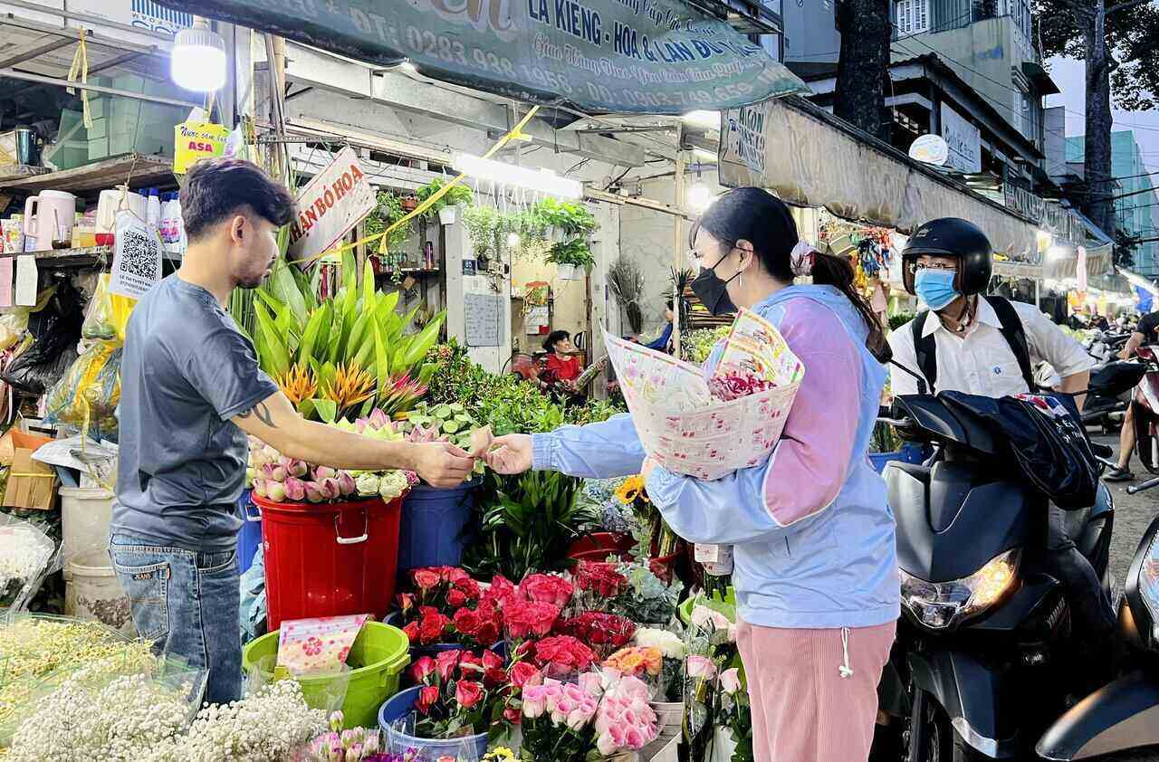 Theo khảo sát của Lao Động, tại các địa điểm bán hoa như chợ Hồ Thị Kỷ, chợ Đầm Sen và một số địa điểm kinh doanh hoa khác, giá hoa tươi tăng khoảng 20%-30% so với ngày thường, nhất là những loại hoa được sử dụng trong ngày lễ.