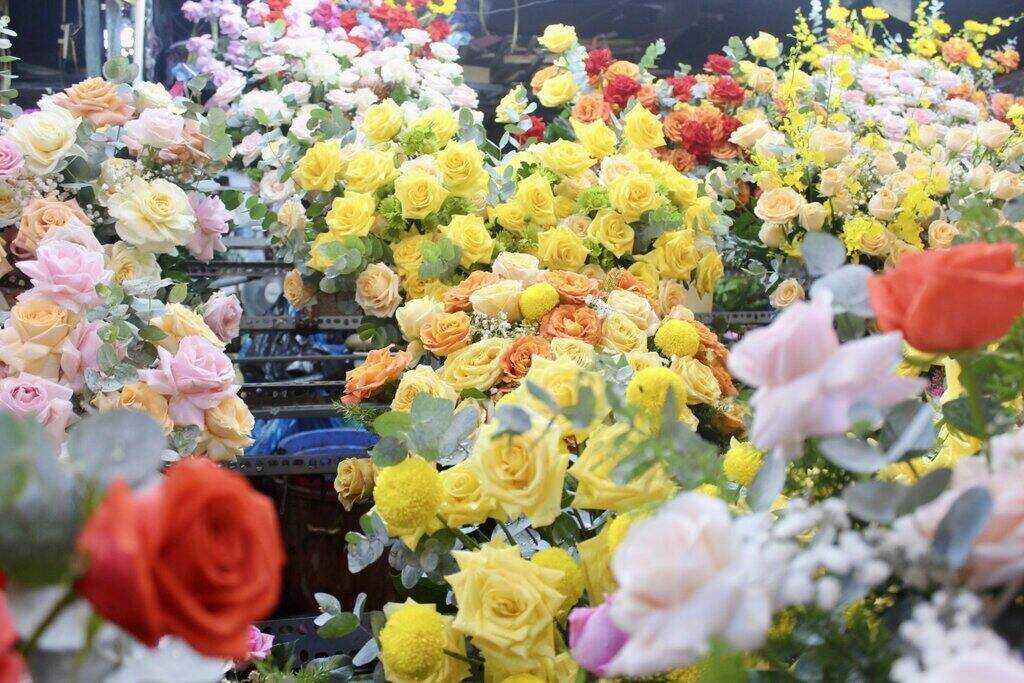 Những bó hoa rực rỡ sắc màu được các cửa hàng trưng bày đẹp mắt.