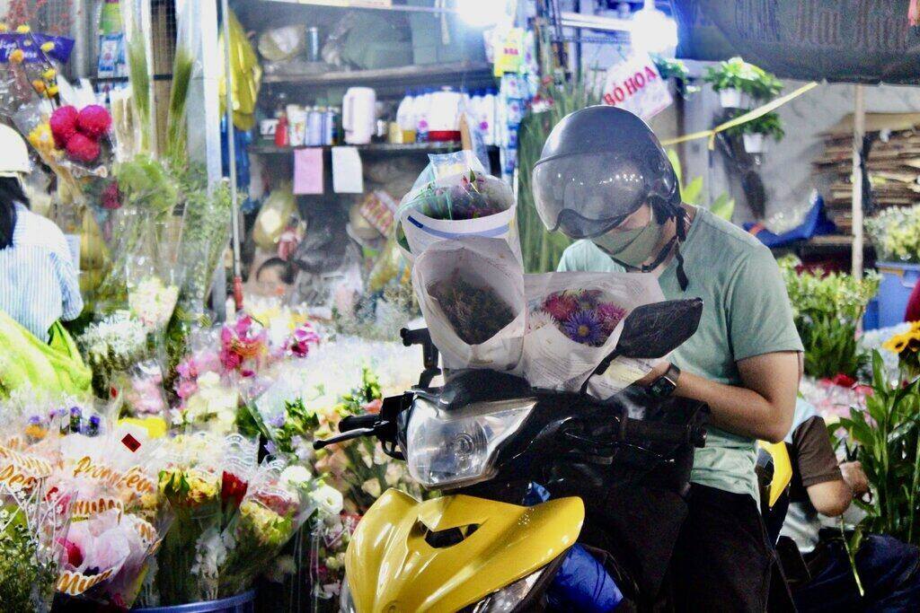Mặc dù còn khoảng 1 tuần nữa mới đến ngày Phụ nữ Việt Nam nhưng nhiều người đã đến chợ hoa để lựa chọn cho người phụ nữ của mình một bó hoa thật ưng ý nhất.